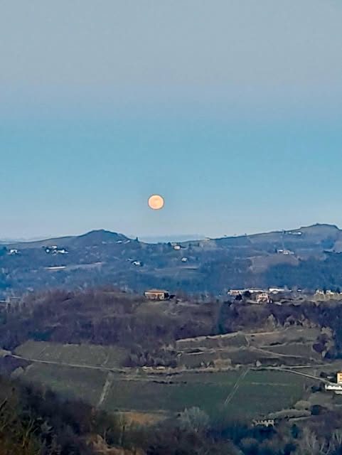 Luna piena sulle colline delle Langhe