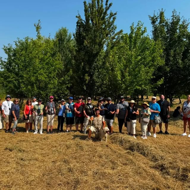 Un grande gruppo durante un'esperienza con il tartufo