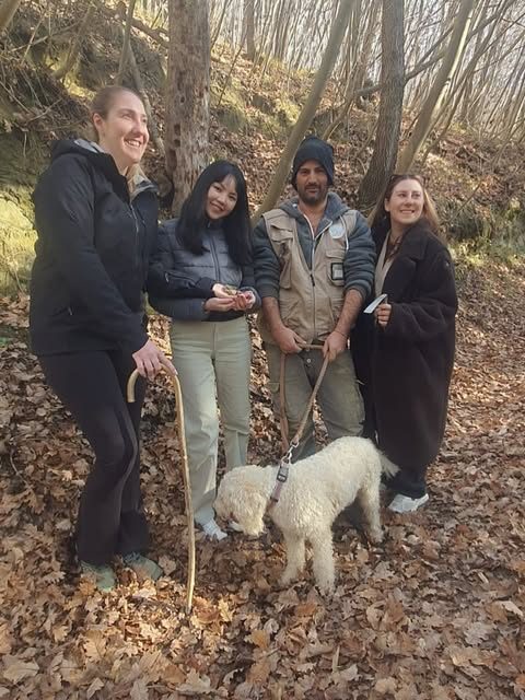 Ospiti sorridenti con Gold nel bosco autunnale